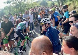 La afición anima a los corredores en Murgil en la Clásica de San Sebastián de 2022.