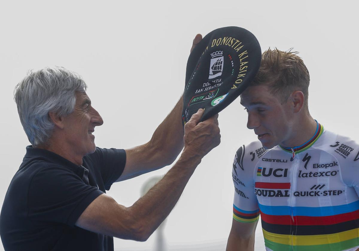 Marino Lejarreta pone la txapela a Remco Evenepoel.