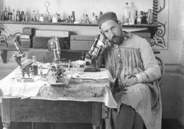 Santiago Ramón y Cajal, con parte de su material de investigación.