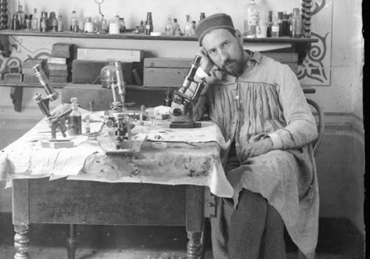 Santiago Ramón y Cajal, con parte de su material de investigación.