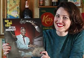 La cantante posa con su vinilo nuevo en el Bar Arrate de Amara.