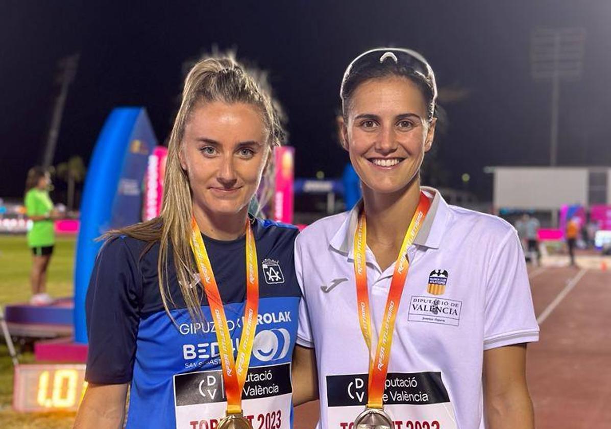 Los arrasatearras Maialen Axpe (oro) y Malen Ruiz de Azúa (plata) posan con sus medallas.