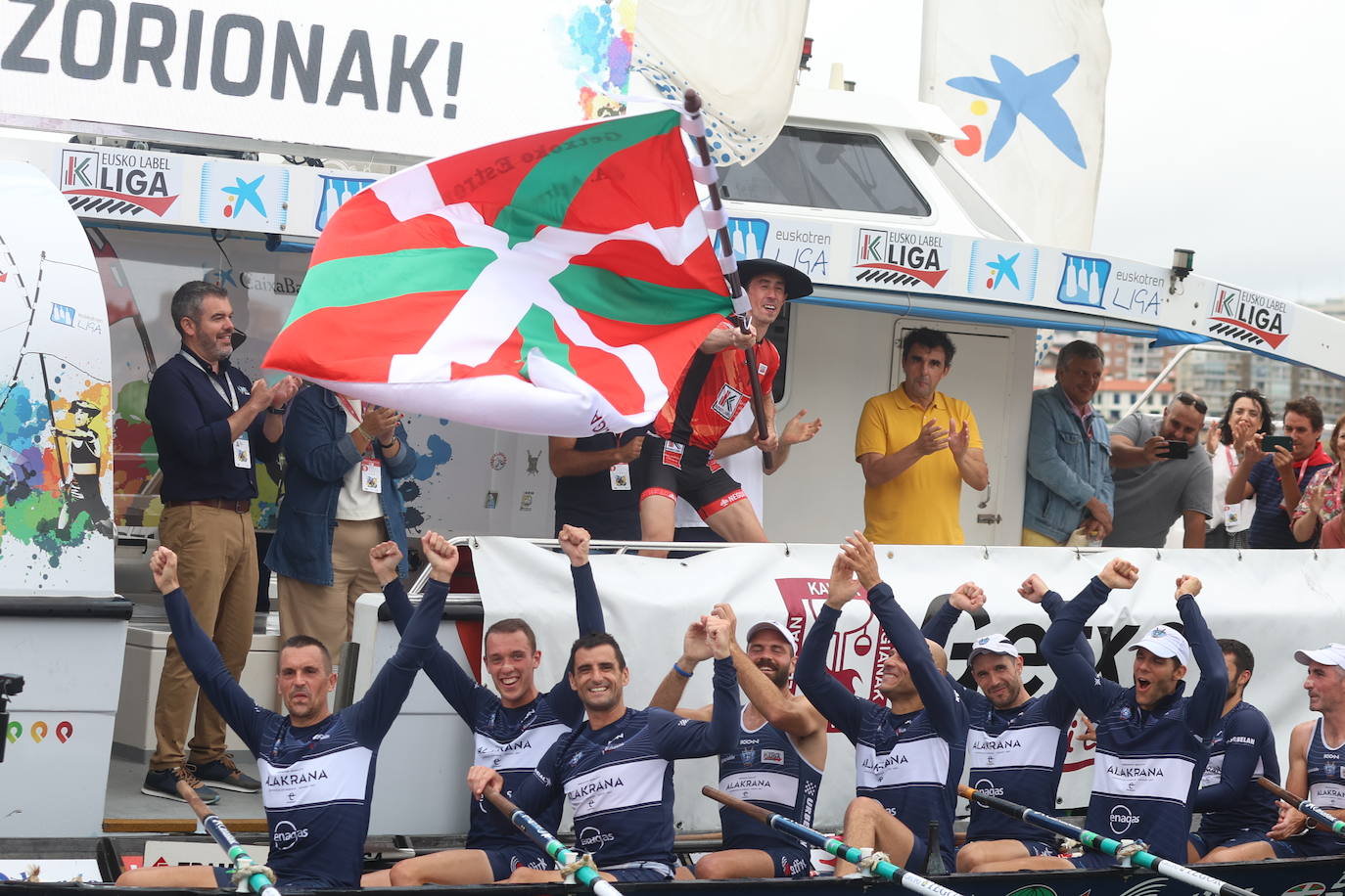 Gorka Aranberri ondea la bandera y la tripulación alza los brazos en señal de victoria, la cuarta consecutiva y la quinta de esta temporada.