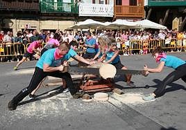 Los trontzolaris de Donibane y Oiartzun tuvieron que mostrar su destreza con la sierra en una de las pruebas que realizaron en la plaza de San Juan.