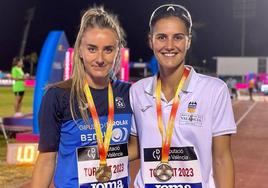 Los arrasatearras Maialen Axpe (oro) y Malen Ruiz de Azúa (plata) posan con sus medallas.