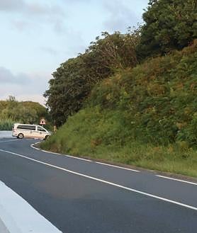 Imagen secundaria 2 - Un motorista azpeitiarra de 36 años fallece tras caer y colisionar con un coche en Getaria