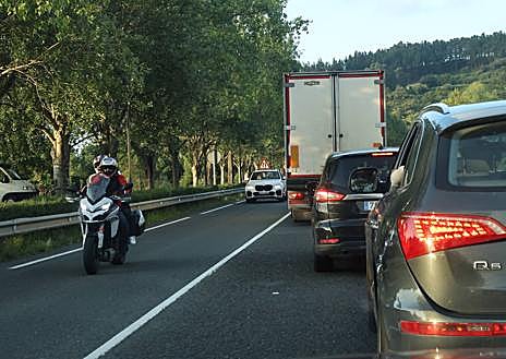 Imagen secundaria 1 - Un motorista azpeitiarra de 36 años fallece tras caer y colisionar con un coche en Getaria