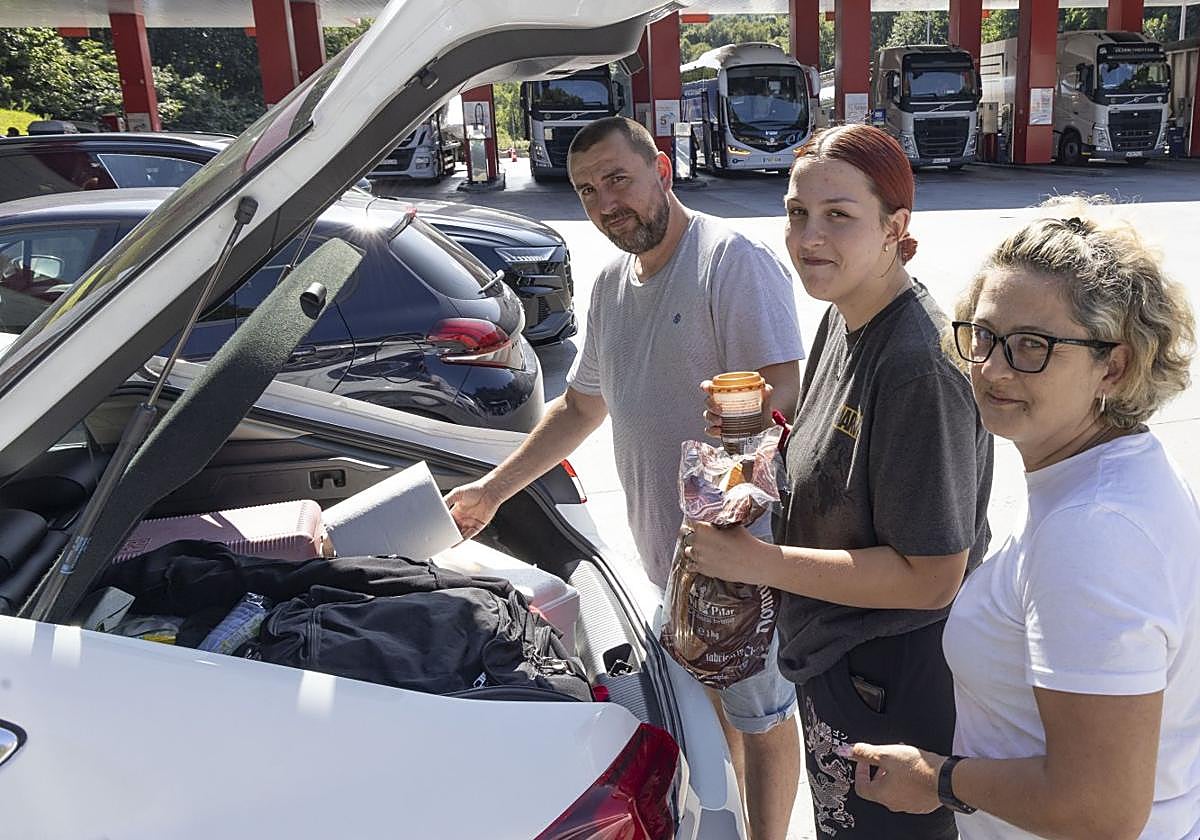 Nicolaie, Alexandra y Adriana reponen fuerzas en Oiartzun pararecorrer 3.500 kilómetros encoche entre Rumanía y Madridpara visitar a familiares y amigos.