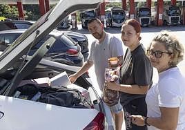 Nicolaie, Alexandra y Adriana reponen fuerzas en Oiartzun pararecorrer 3.500 kilómetros encoche entre Rumanía y Madridpara visitar a familiares y amigos.