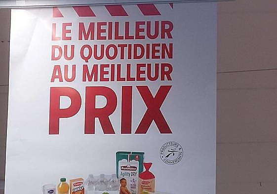 Un hombre compra en un supermercado de Hendaia.