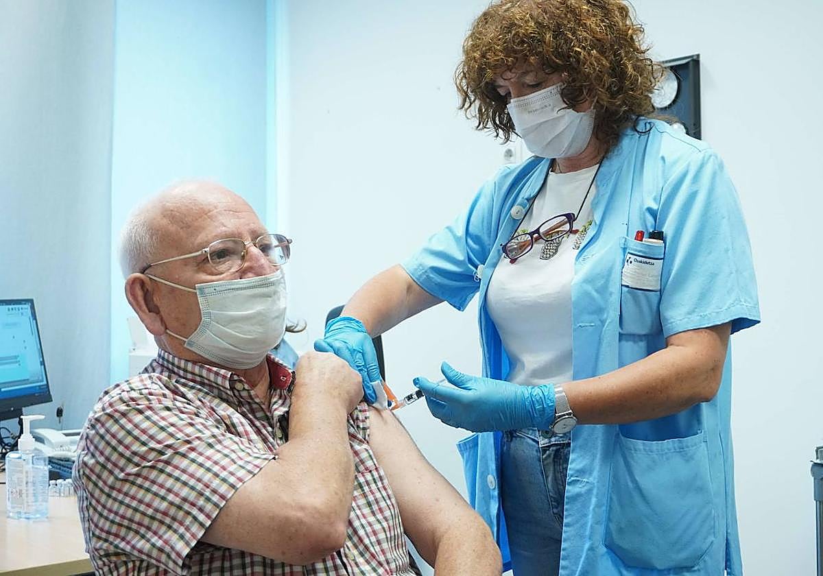 Una enfermera inocula una vacuna a un hombre en el ambulatorio de Lasarte-Oria.