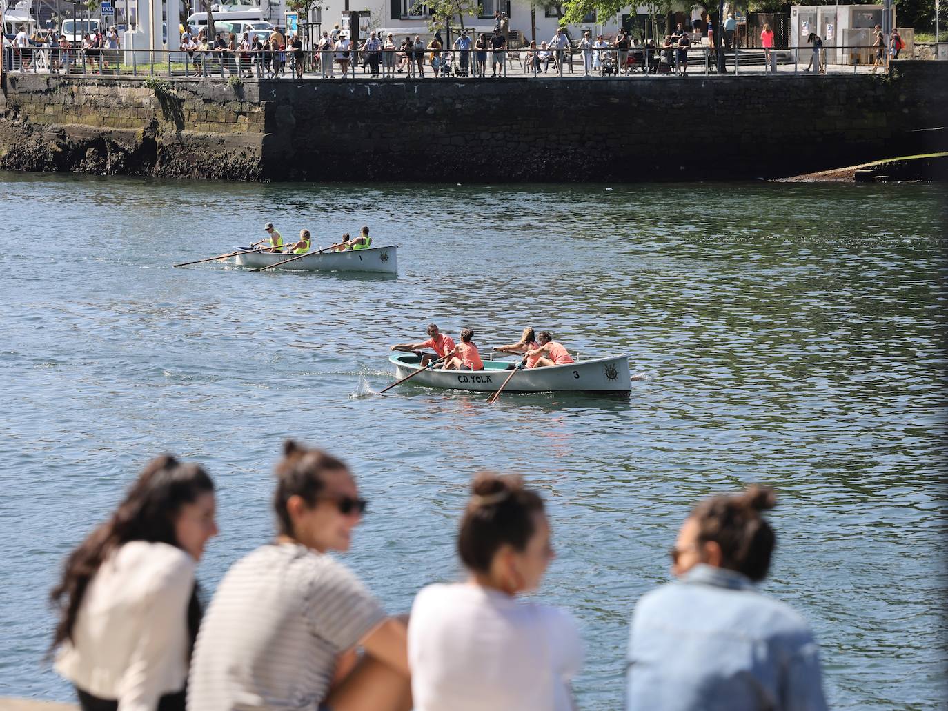Homenaje a las bateleras en Pasaia