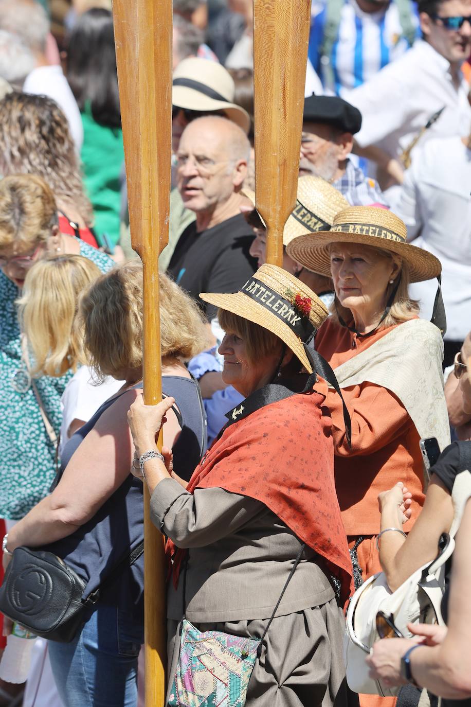 Homenaje a las bateleras en Pasaia