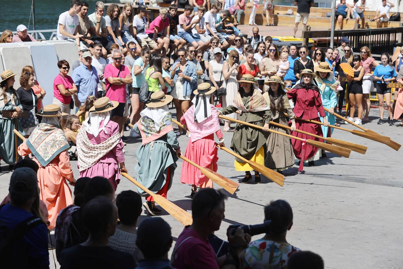 Homenaje a las bateleras en Pasaia