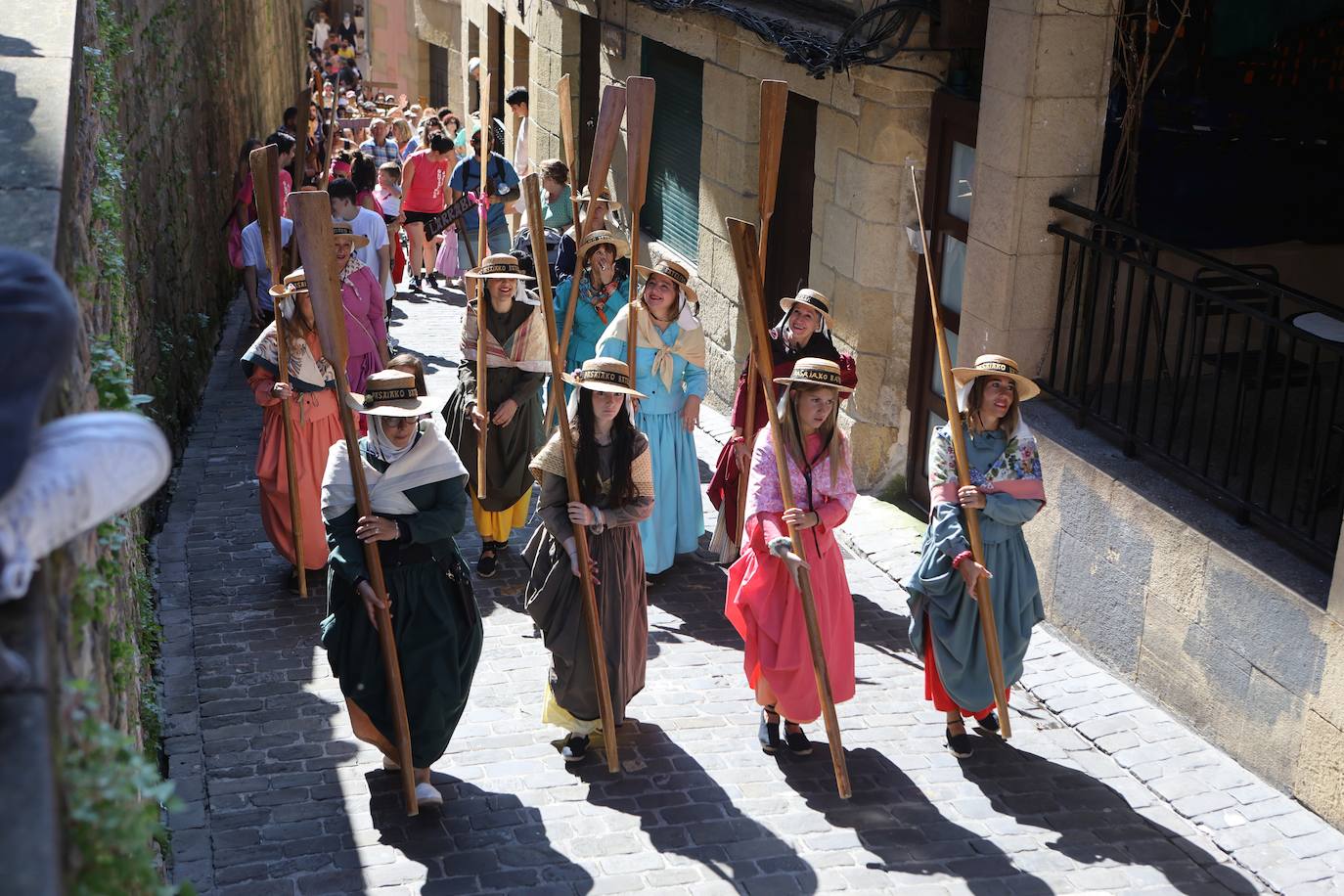 Homenaje a las bateleras en Pasaia