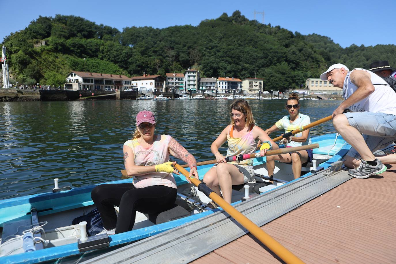 Homenaje a las bateleras en Pasaia