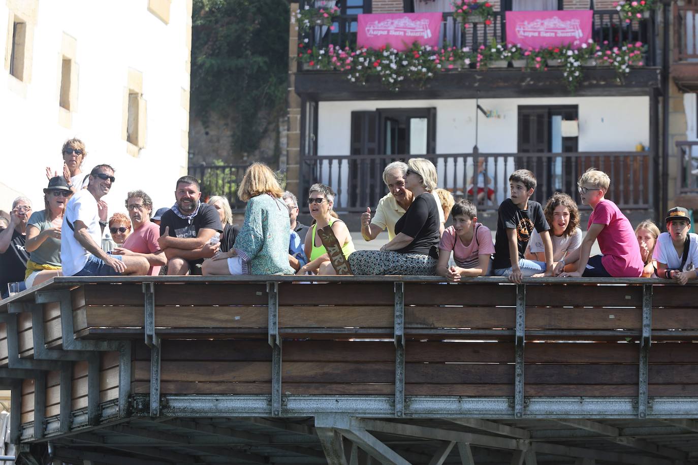 Homenaje a las bateleras en Pasaia