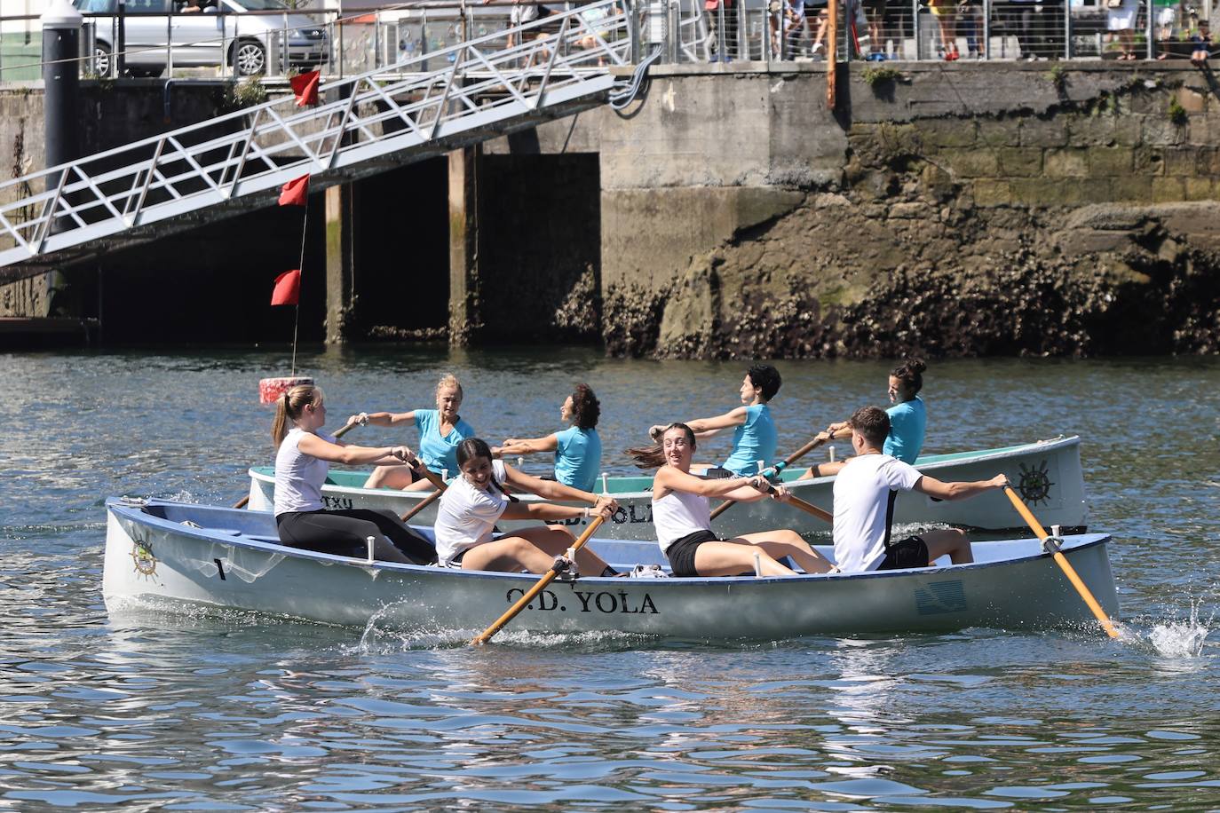 Homenaje a las bateleras en Pasaia