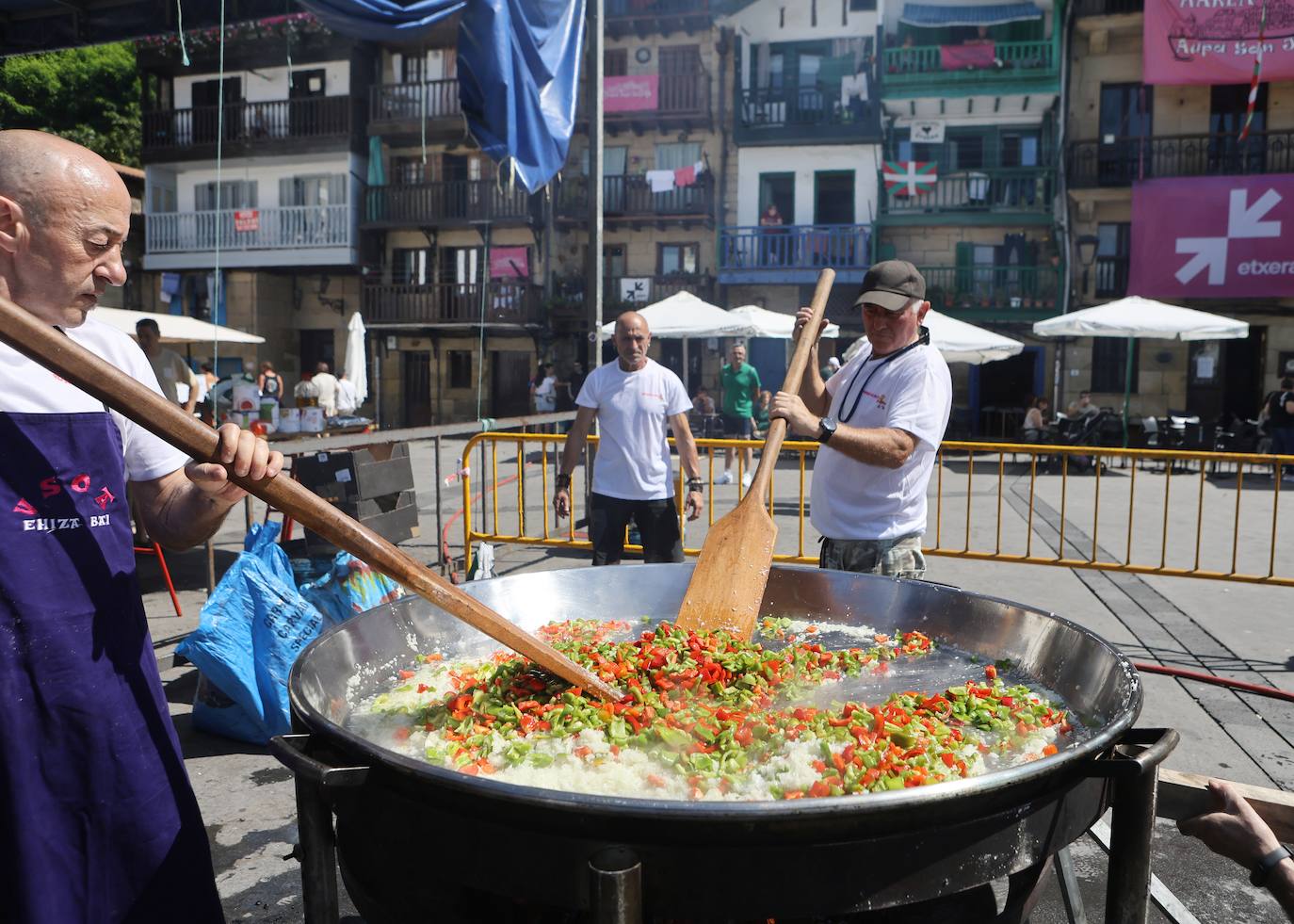 Homenaje a las bateleras en Pasaia