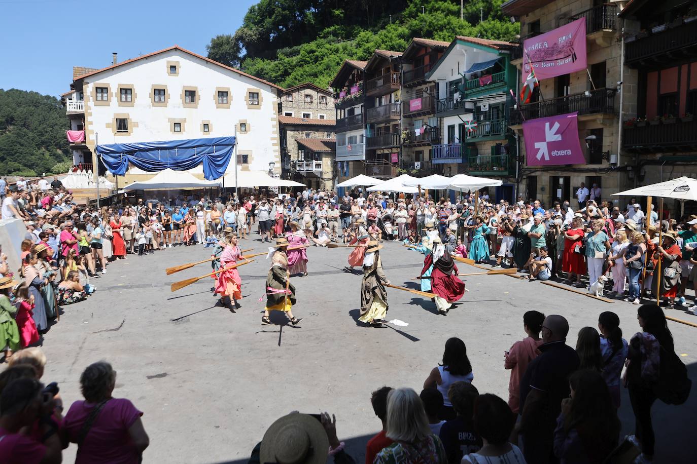 Homenaje a las bateleras en Pasaia