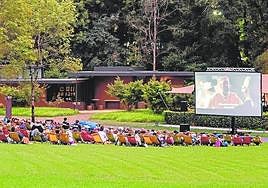 La campa de Zabalaga, durante una de las proyecciones.