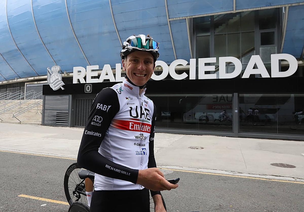 Tadej Pogacar junto al Estadio de Anoeta.