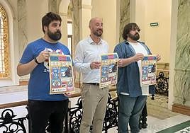 El concejal de Cultura, Andoni Zabala; el alcalde, Jon Iraola, y el organizador e influencer Alex Robleño 'Alxshow'.