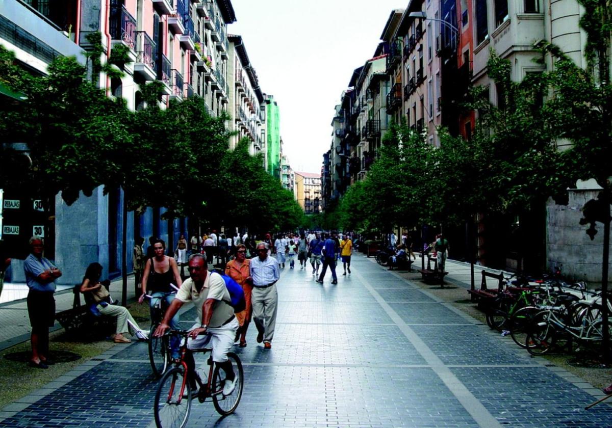 Fotomontaje que recrea cómo podría quedar una calle Rondilla peatonalizada.