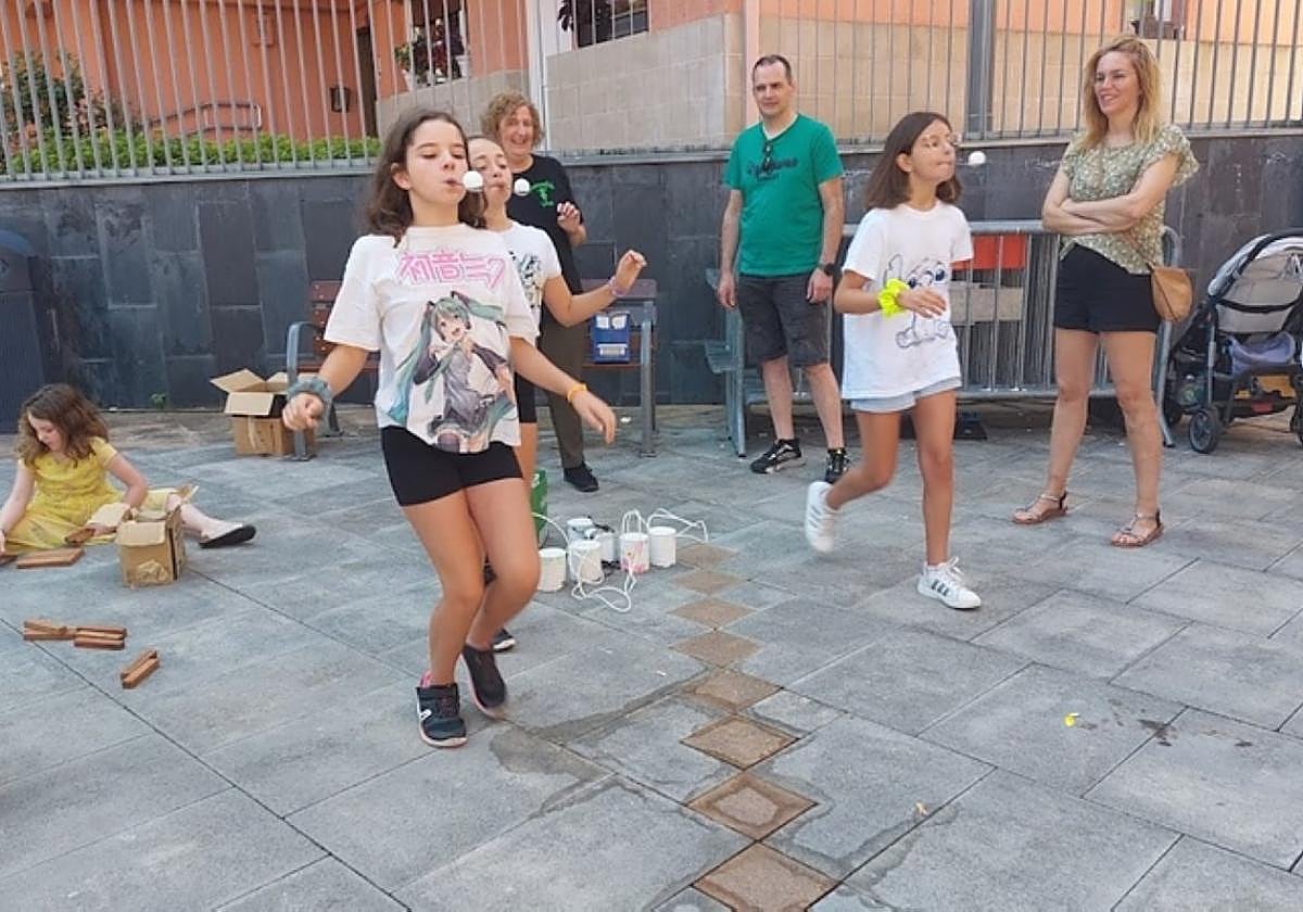 Participantes en la actividad de marcha regulada, diana con la participación de los txitularis y juegos de los niños en la plaza.