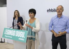 Laura Aznal, junto a otros cargos de EH Bildu, en la sede de Pamplona donde dio a conocer la oferta de apoyo a Chivite.