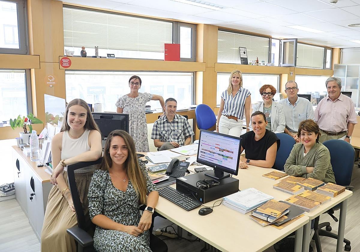 De izquierda a derecha: Carla Emazabel, Leire Errazkin, Maider Oiarbide, Andoni Alonso, Oihana Muguerza, Elixabete Elizetxea, Itziar Larrañaga, Patrick Alfaya, Lorena Arsuaga y José Antonio Echenique.