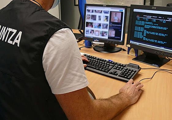 Un agente de la sección de Delitos en Tecnologías de la Información, en su despacho.