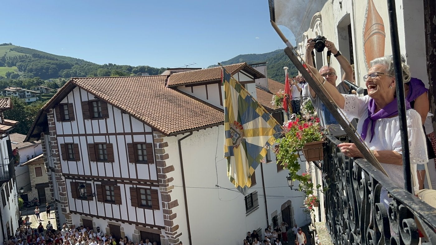 Mariasun Lukanbio prende la mecha del txupinazo en el balcón de la casa consistorial.