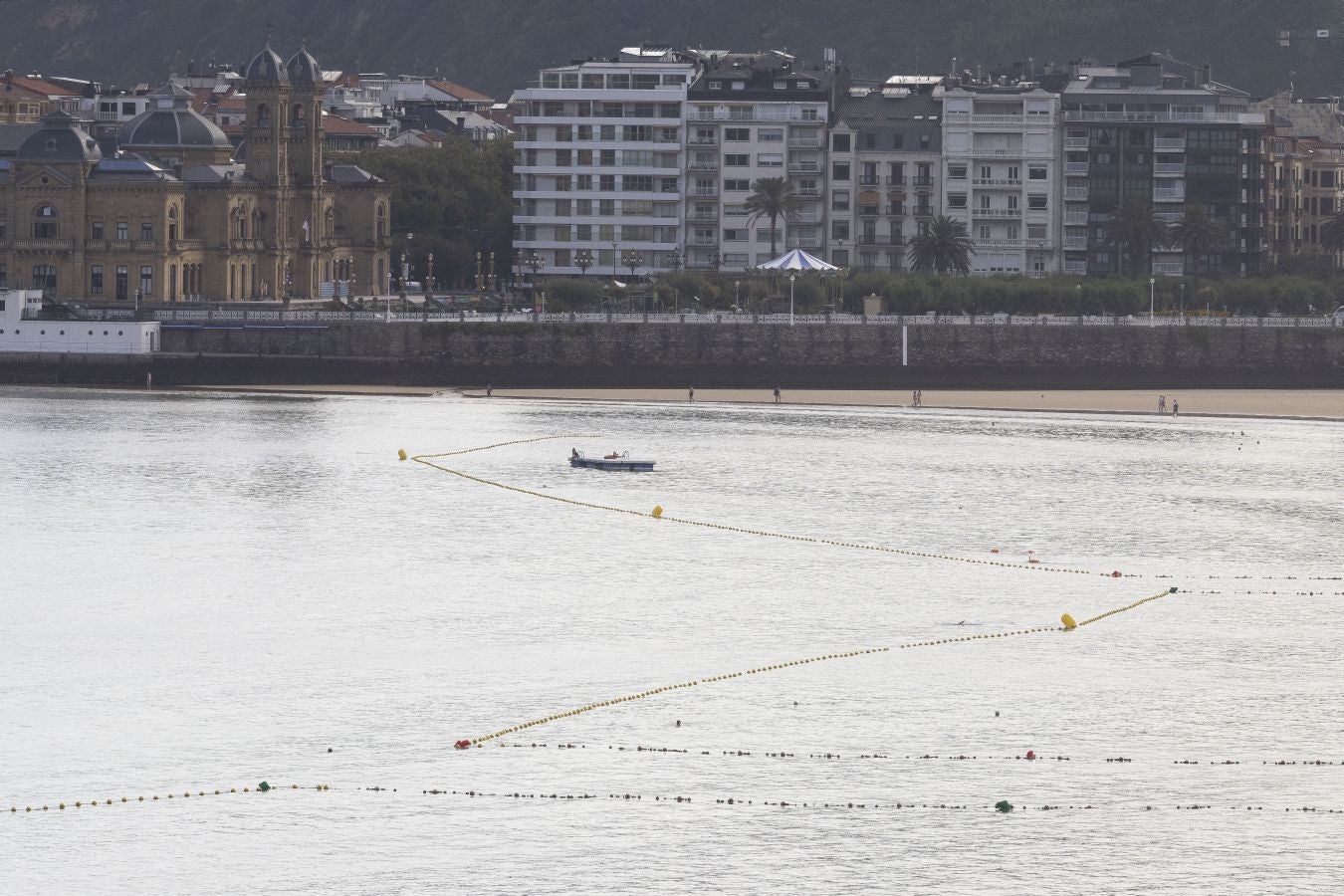 Desplazan dos gabarrones de La Concha por la llegada de un temporal