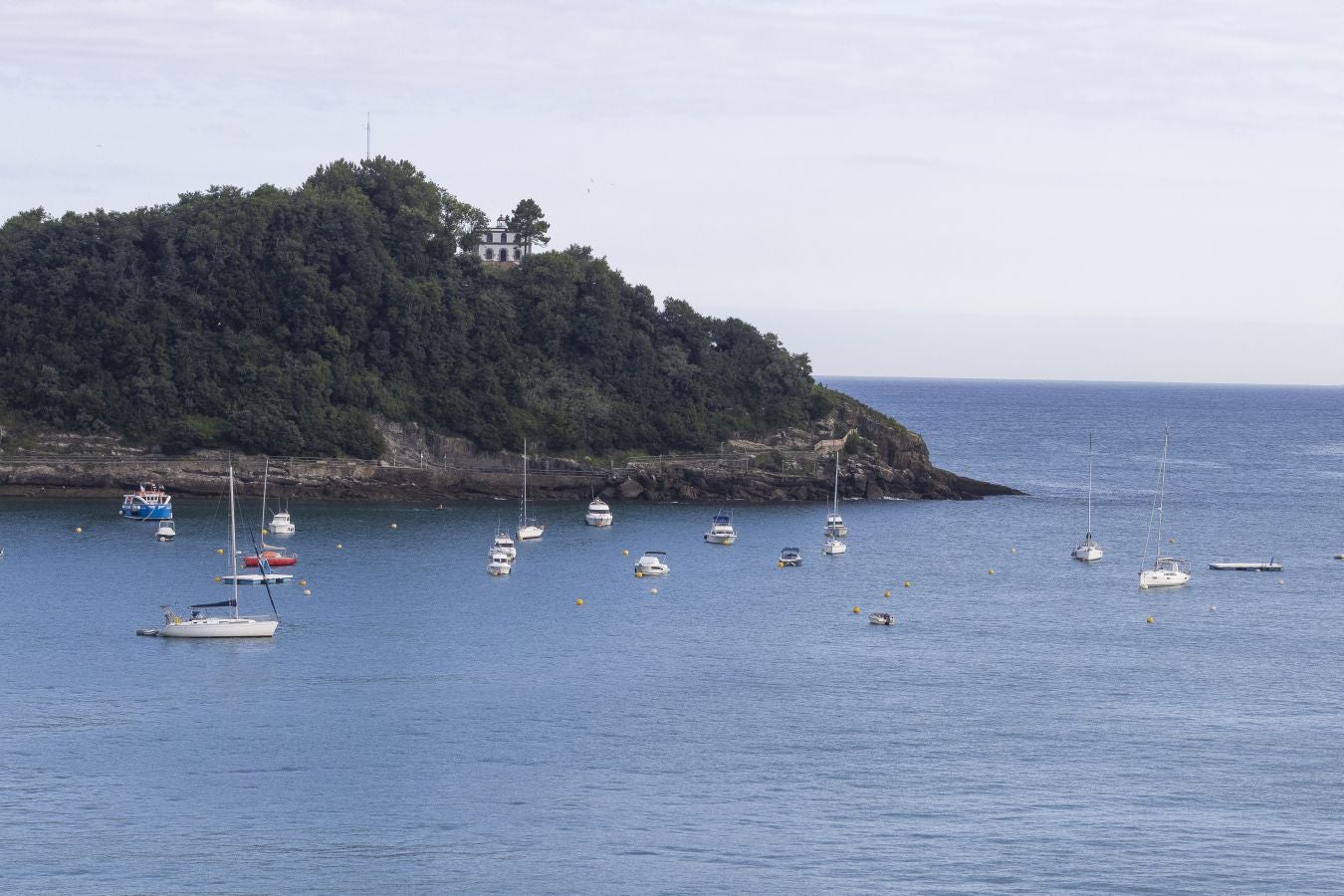 Desplazan dos gabarrones de La Concha por la llegada de un temporal