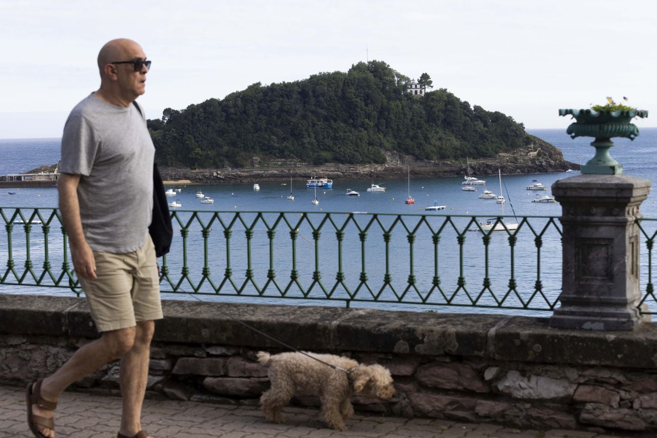 Desplazan dos gabarrones de La Concha por la llegada de un temporal