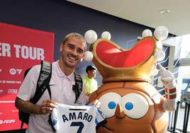 Antoine Griezmann, con la camiseta de la Real Sociedad para su hijo.