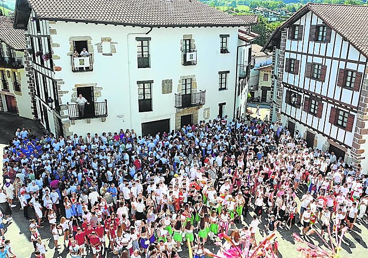 Imagen principal - Txupinazo morado en Bera