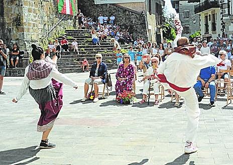 Imagen secundaria 1 - Txupinazo morado en Bera