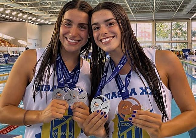 Las hermanas Martín, con sus medallas.