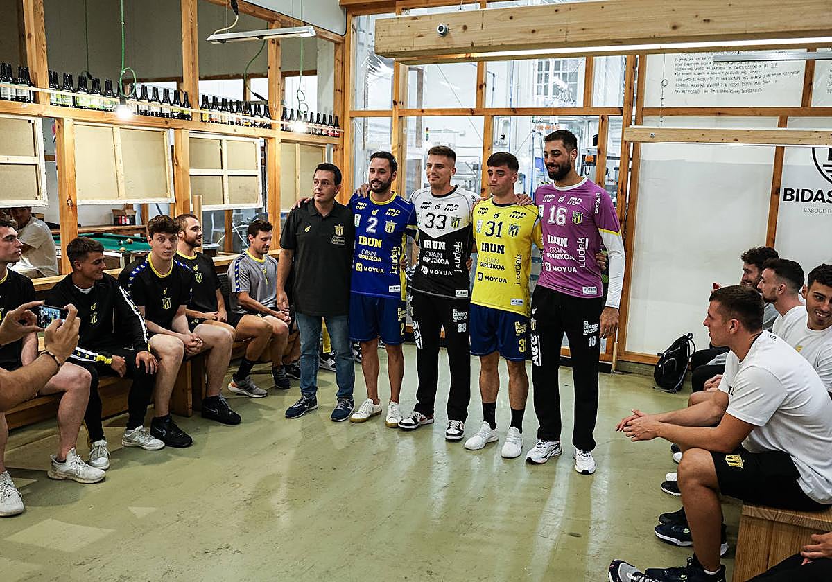 Los jugadores con la nueva equipación.