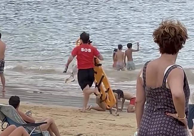 Un socorrista de la playa Ondarreta acude rápidamente al rescate del joven herido.