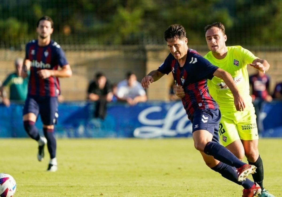 Tejero encimado por Lasure en el partido ante el Amorebieta.