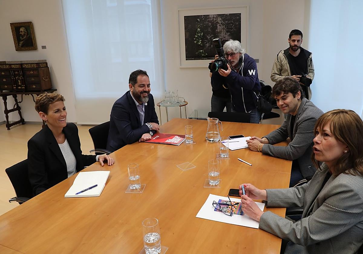 María Chivite y Uxue Barkos en una reunión en el Parlamento de Navarra acompañadas por sus asesores.