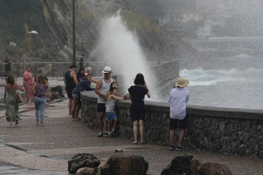 Fuerte oleaje en el Paseo Nuevo