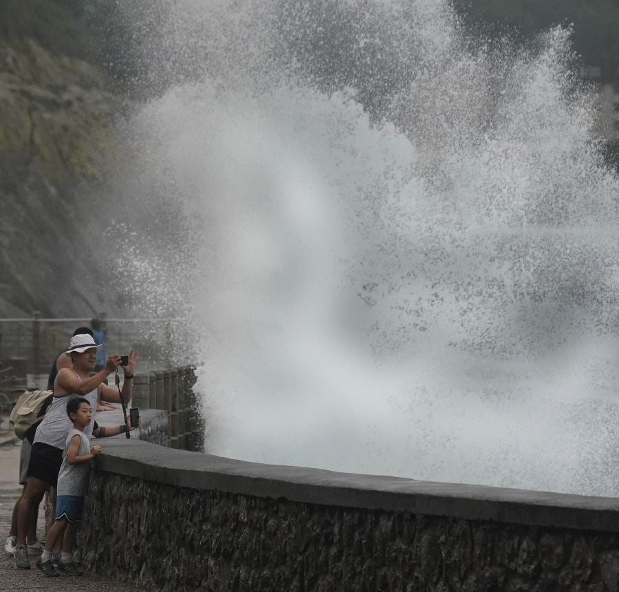 Fuerte oleaje en el Paseo Nuevo