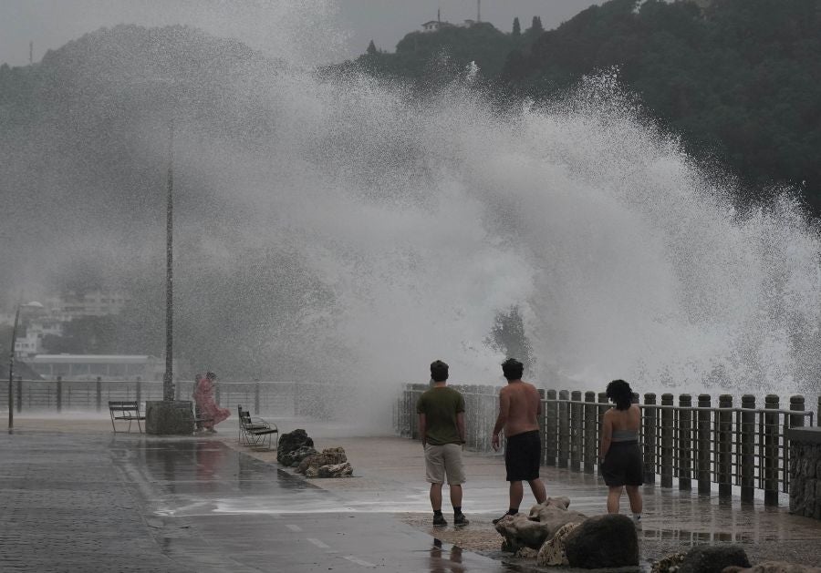 Fuerte oleaje en el Paseo Nuevo