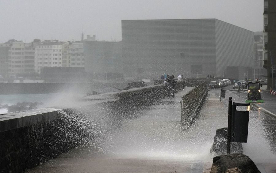 Fuerte oleaje en el Paseo Nuevo