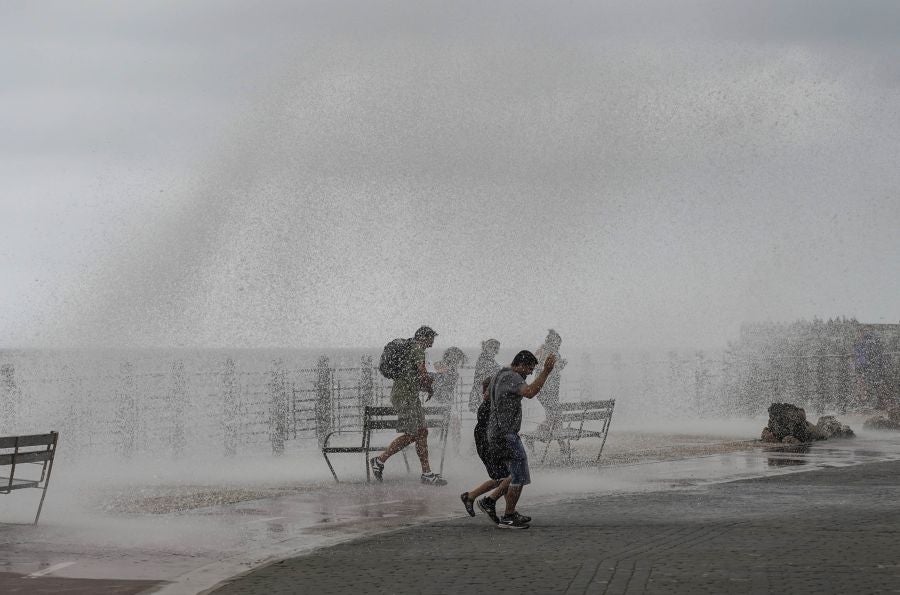 Fuerte oleaje en el Paseo Nuevo