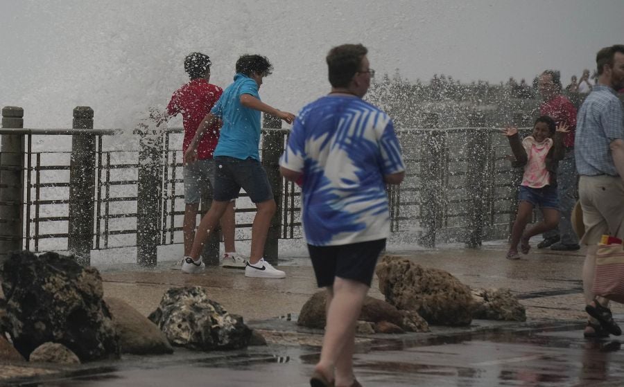 Fuerte oleaje en el Paseo Nuevo